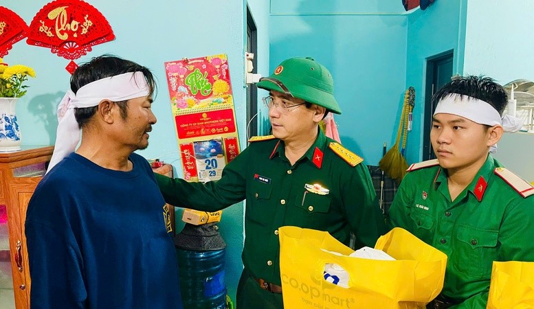 Quân khu 5 thăm, động viên gia đình chiến sĩ có 2 người thân tử vong do sạt lở