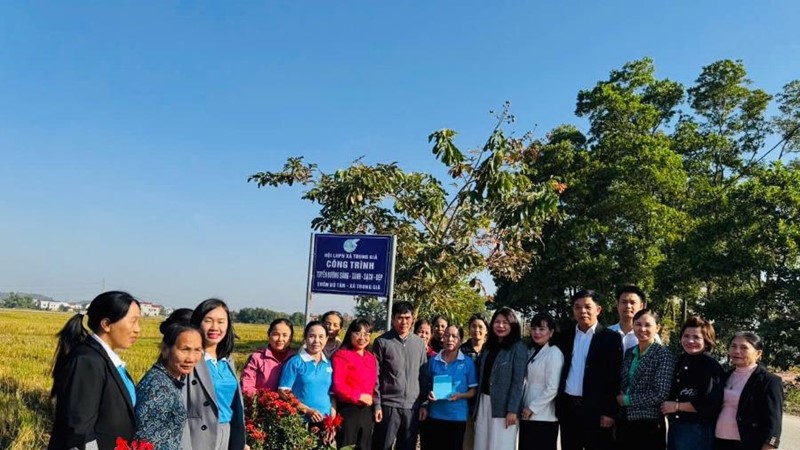 Hội LHPN xã Trung Giã gắn biển tuyến sáng, xanh, sạch đẹp chào mừng thành công Đại hội