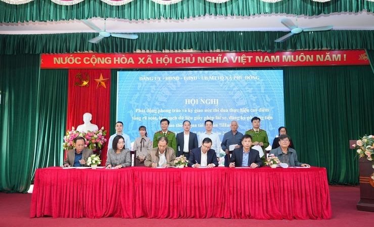 Xã Phù Đổng ký giao ước thi đua làm sạch dữ liệu giấy phép lái xe