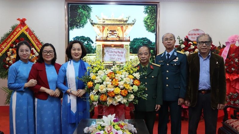Hội LHPN Hà Nội thăm, chúc mừng Hội Cựu chiến binh thành phố nhân ngày truyền thống