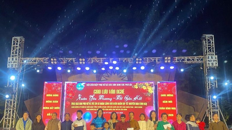 Hội LHPN xã Sóc Sơn: “Xuân yêu thương - Tết gắn kết”, trao quà cho phụ nữ và trẻ em có hoàn cảnh khó khăn 