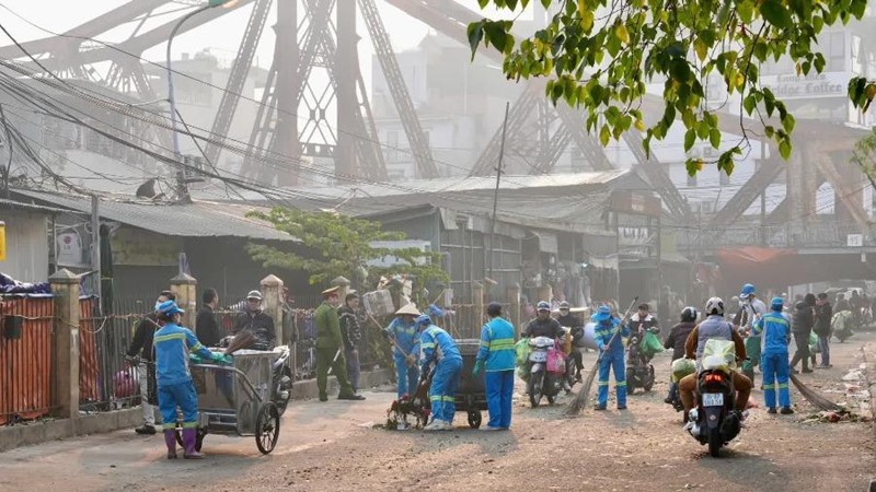 Phường Hồng Hà ra quân giải tỏa các chợ tạm, chợ cóc đảm bảo vệ sinh môi trường và an toàn giao thông