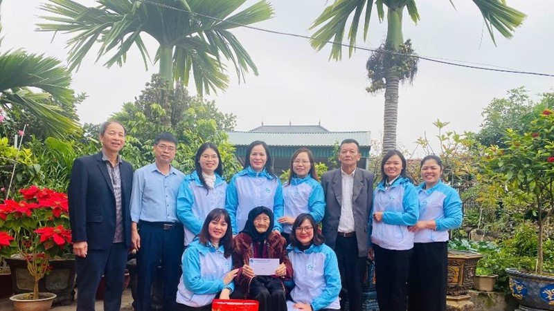 Hội LHPN xã Sóc Sơn thăm tặng quà nữ đảng viên cao tuổi nhân dịp kỷ niệm 96 năm ngày thành lập Đảng Cộng sản Việt Nam