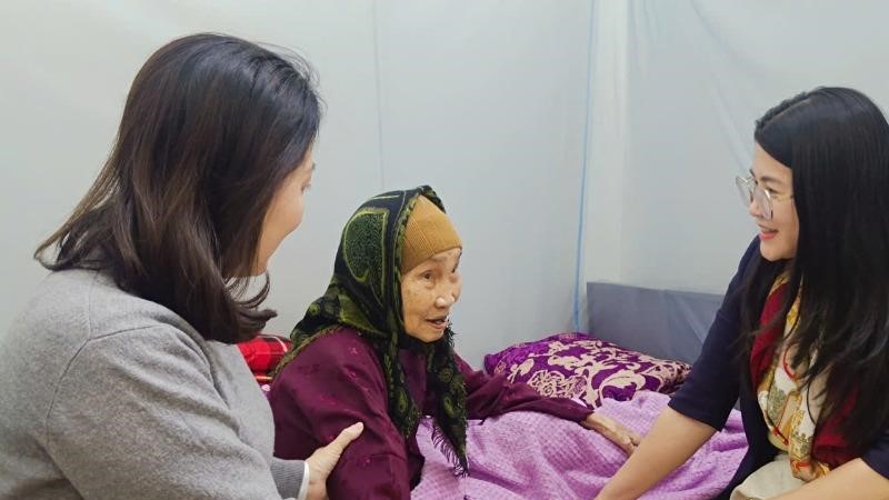 Hội LHPN Hà Nội thăm, tặng quà Tết Mẹ Việt Nam Anh hùng Nguyễn Thị Tàu tại xã Tây Phương