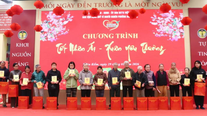 Phường Hoàn Kiếm tổ chức chương trình “Tết nhân ái - Xuân yêu thương” trao quà cho các hộ gia đình có hoàn cảnh khó khăn