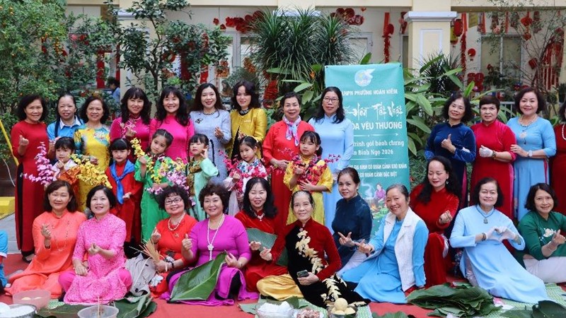 Hội LHPN phường Hoàn Kiếm tưng bừng thi gói bánh chưng, lan tỏa yêu thương nhân dịp Tết Nguyên đán Bính Ngọ