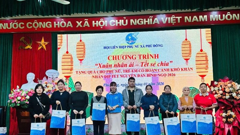 Hội LHPN xã Phù Đổng tặng quà Tết cho hội viên phụ nữ có hoàn cảnh khó khăn 