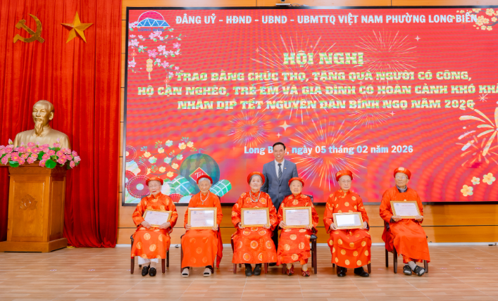 Phường Long Biên gặp mặt, trao Bằng chúc thọ, tặng quà người có công nhân dịp Tết Nguyên đán Bính Ngọ 2026