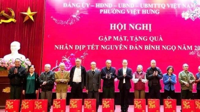 Phường Việt Hưng gặp mặt, tặng quà và tri ân người có công với cách mạng, các gia đình chính sách