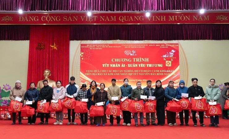 Xã Kim Anh chăm lo, hỗ trợ Tết cho các hộ gia đình có hoàn cảnh khó khăn