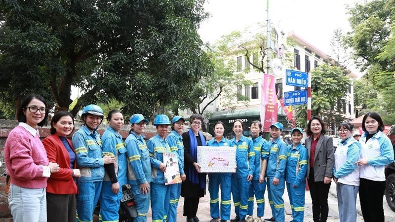 Hội LHPN Hà Nội thăm, chúc Tết cán bộ, công nhân môi trường đô thị Hà Nội