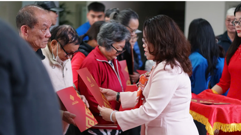 Phường Cửa Nam tặng quà cho người có công, người cao tuổi và trẻ em có hoàn cảnh khó khăn