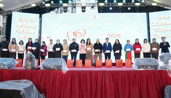  Tặng 612 suất quà Tết cho cán bộ, đoàn viên và người lao động có hoàn cảnh khó khăn