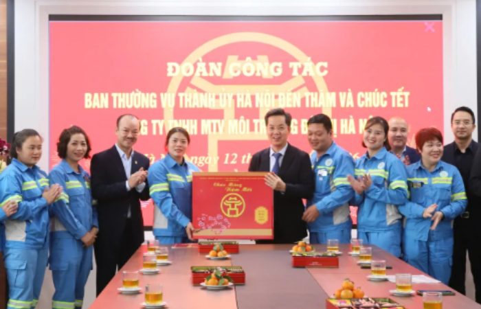  Đoàn công tác thành phố Hà Nội thăm, chúc Tết và tặng quà cán bộ, công nhân viên môi trường đô thị 