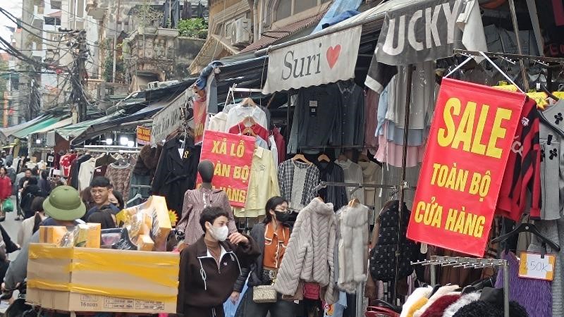 Chợ Ninh Hiệp đua nhau “xả hàng” Tết, tấp nập người mua sắm 