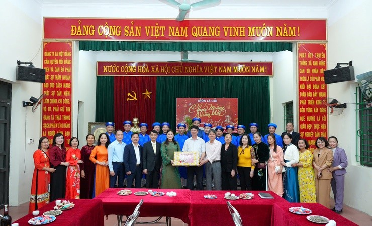 Lãnh đạo xã Phù Đổng thăm, động viên các lực lượng trực Tết và chúc Tết nhân dân trên địa bàn