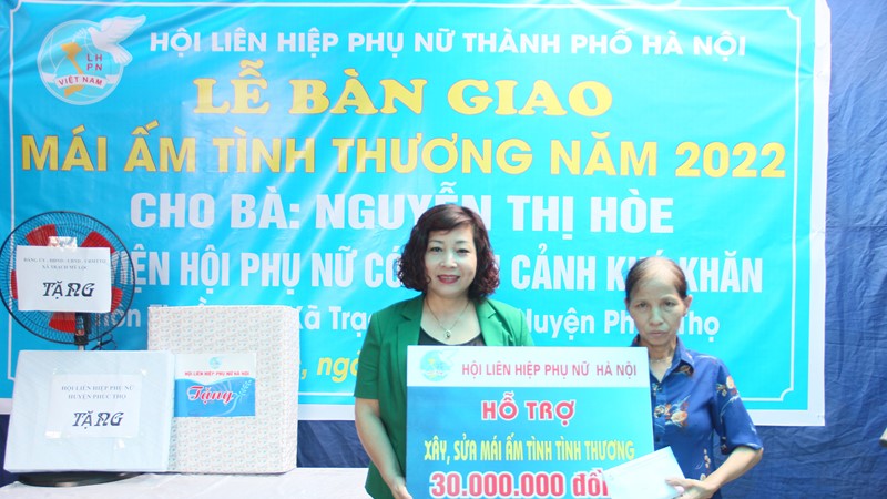 Trao tặng mái ấm tình thương cho gia đình chính sách, phụ nữ khó khăn
