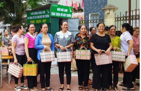Phụ nữ thu gom, phân loại và xử lý rác thải tại nguồn