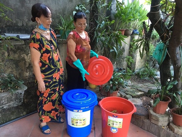 Phụ nữ thu gom, phân loại và xử lý rác thải tại nguồn