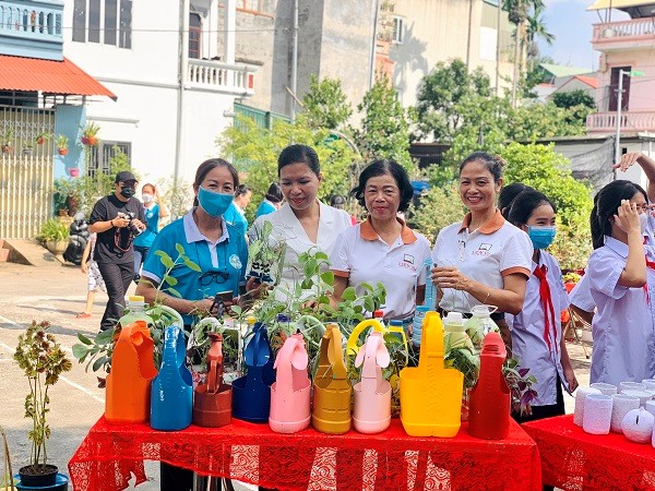 Phụ nữ thu gom, phân loại và xử lý rác thải tại nguồn
