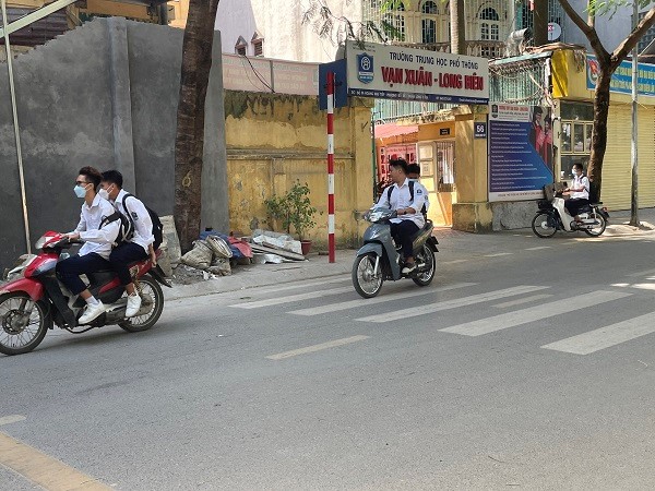Báo động tình trạng học sinh “đầu trần” phóng xe trên đường