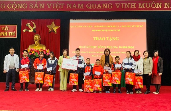 Tiếp sức cho học sinh vượt khó học giỏi
