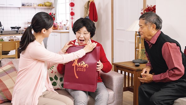 Về nhà “trực Tết” với bố mẹ