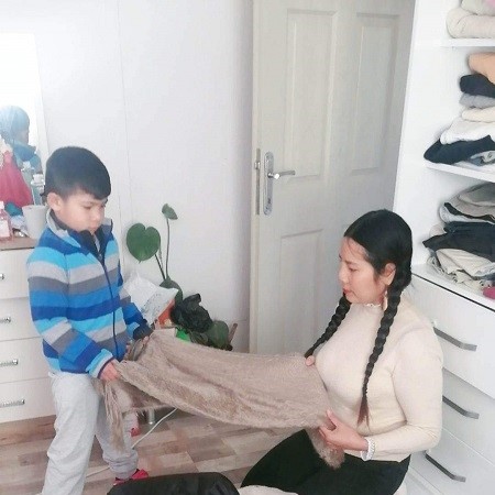 Người Việt xẻ từng manh áo ấm giúp nhau trong hoạn nạn