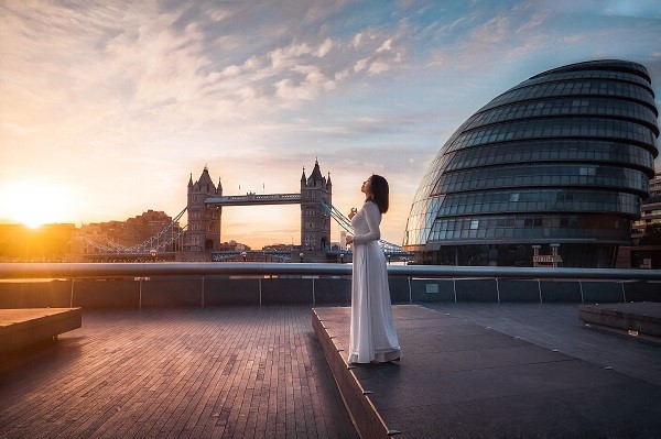 Cặp đôi mang áo dài Việt Nam ra thế giới