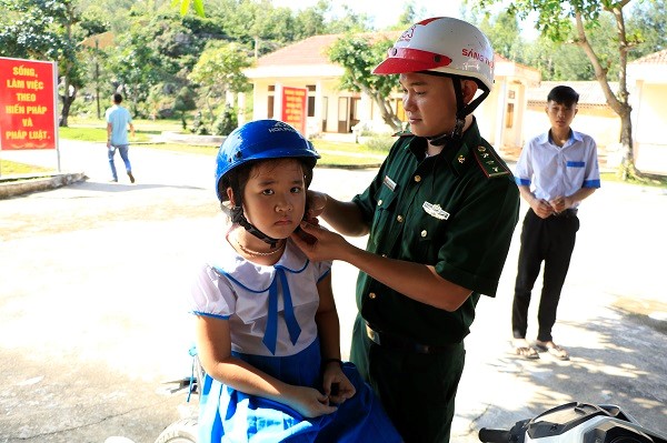 Bộ đội Biên phòng hướng dẫn và giúp đỡ đồng bào DTTS phát triển kinh tế xã hội