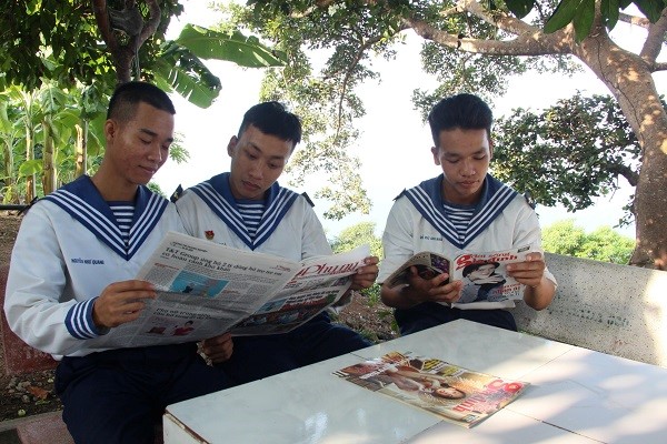 Mang mùa xuân đến với cán bộ, chiến sĩ hải quân