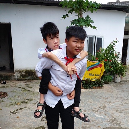 Cảm động cậu học trò 6 năm tình nguyện cõng bạn đến trường