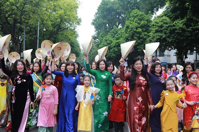 Phát huy truyền thống “Ba đảm đang” trong xây dựng người phụ nữ Thủ đô thời đại mới (*)