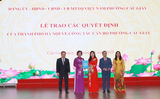 Trao các quyết định của Thành phố Hà Nội về công tác cán bộ phường Cầu Giấy, Nghĩa Đô, Yên Hòa