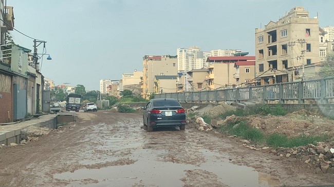 Thi công dở dang, gây khó cho người dân