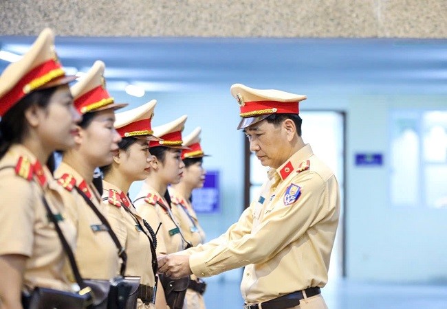 Chuyện nghề của những “bóng hồng” cảnh sát giao thông dẫn đoàn