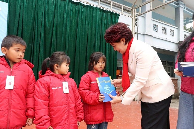 Trao yêu thương, tiếp sức cho học sinh vùng cao vững bước đến trường