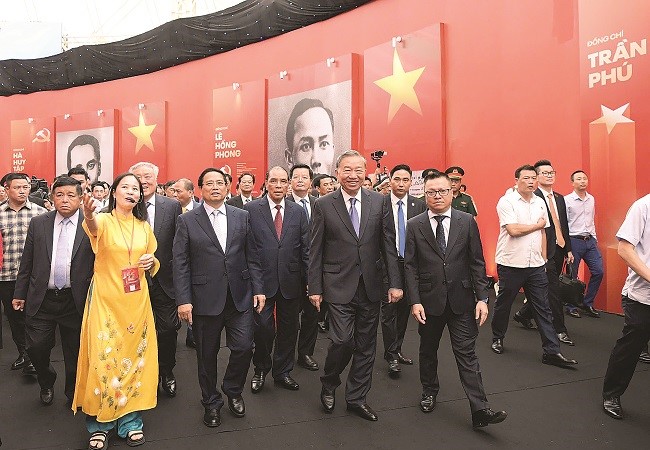 Tự hào và tin tưởng, vững bước dưới lá cờ vẻ vang của Đảng