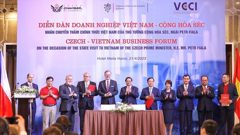 Vietjet ký thoả thuận hợp tác cùng trường bay F Air trước sự chứng kiến của Thủ tướng hai nước Việt Nam - Séc  ​
