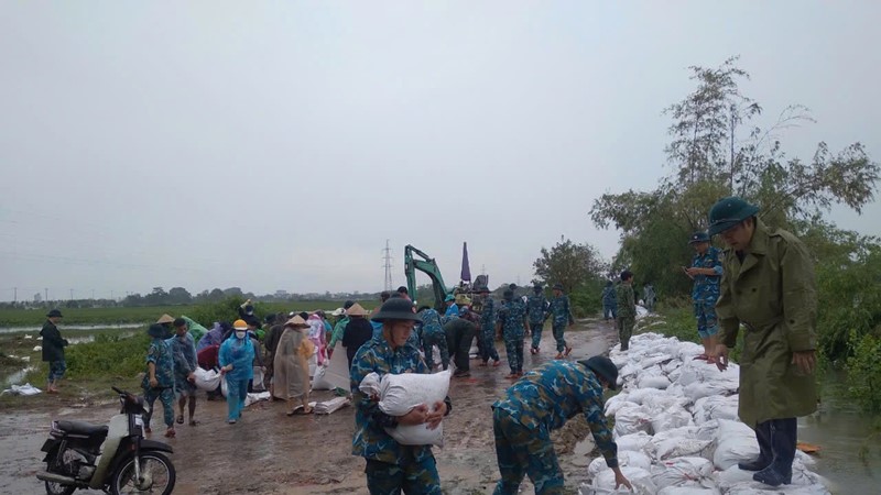 Thanh Trì: Nước lũ dâng cao, chính quyền và người dân căng mình đắp đê ngăn lũ