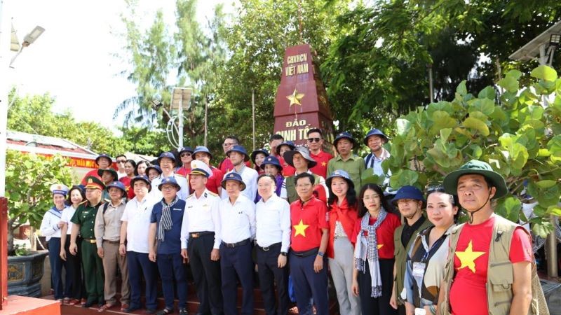 Đoàn công tác Hội Nhà báo VIệt Nam hoàn thành chuyến công tác đặc biệt thăm Trường Sa và nhà giàn DK1