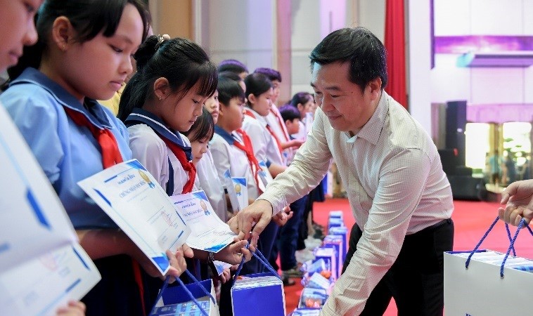 Trao tặng gần 70.000 hộp sữa nhân dịp 1/6, Vinamilk khởi đầu Tháng hành động vì trẻ em nhiều ý nghĩa  