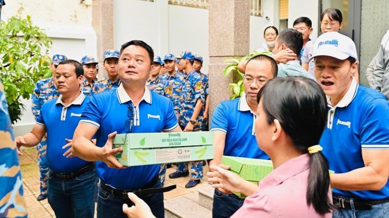 Vinamilk kịp thời hỗ trợ 48 tấn sản phẩm dinh dưỡng đến bà con vùng lũ miền Trung và Tây Nguyên