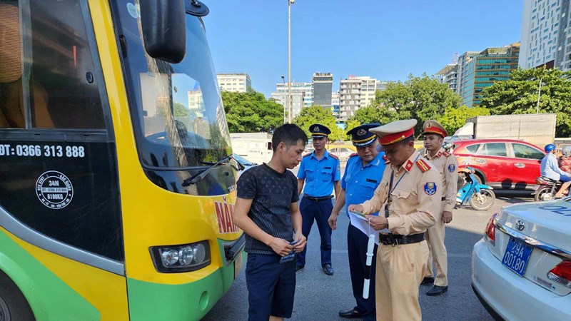 Lực lượng cảnh sát và thanh tra giao thông Hà Nội phối hợp xử lý vi phạm an toàn giao thông
