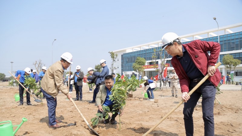 Petrovietnam “vì một Việt Nam xanh” và “xanh hóa Trường Sa“