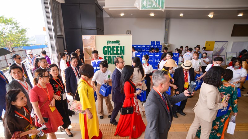 Trải nghiệm tuyến Metro Bến Thành - Suối Tiên, kiều bào vui mừng trước sự phát triển của thành phố