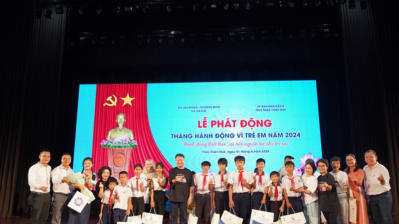 100 học sinh có hoàn cảnh khó khăn tại Huế nhận học bổng từ Home Credit 