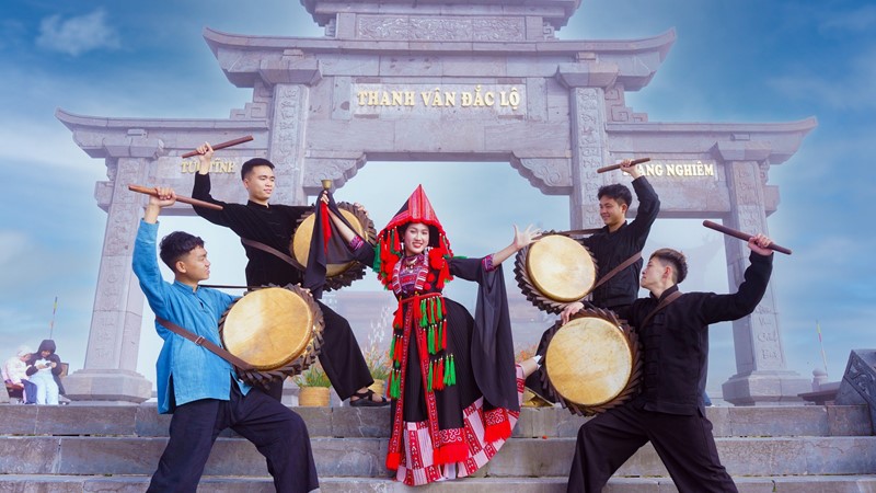 Fansipan rực rỡ với thảm hoa tím trải dài tới tận chân trời