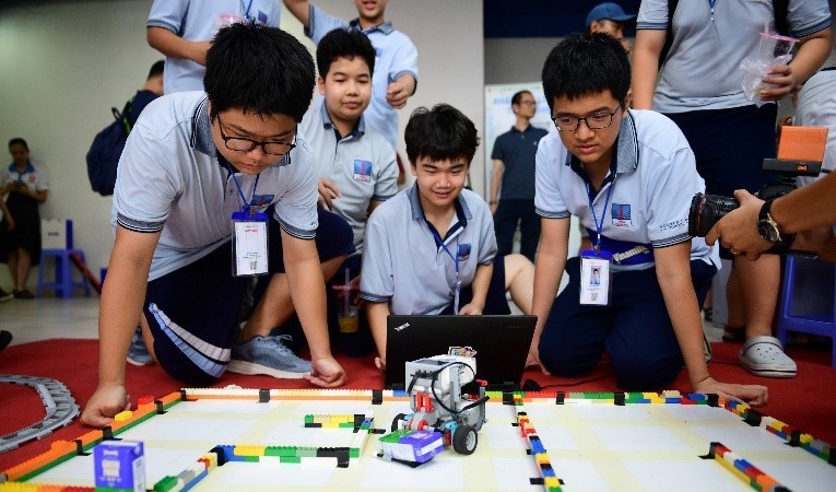 NHÀ VÔ ĐỊCH ROBOTACON WRO 2024 NHẬN GIẢI THƯỞNG “RAISING THE BAR” CỦA VINAMILK CHO DỰ ÁN ROBOT VÌ MÔI TRƯỜNG