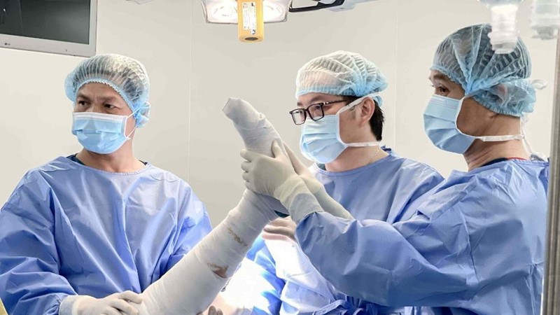 Vinmec Cần Thơ phẫu thuật thành công chấn thương khớp gối do đá bóng